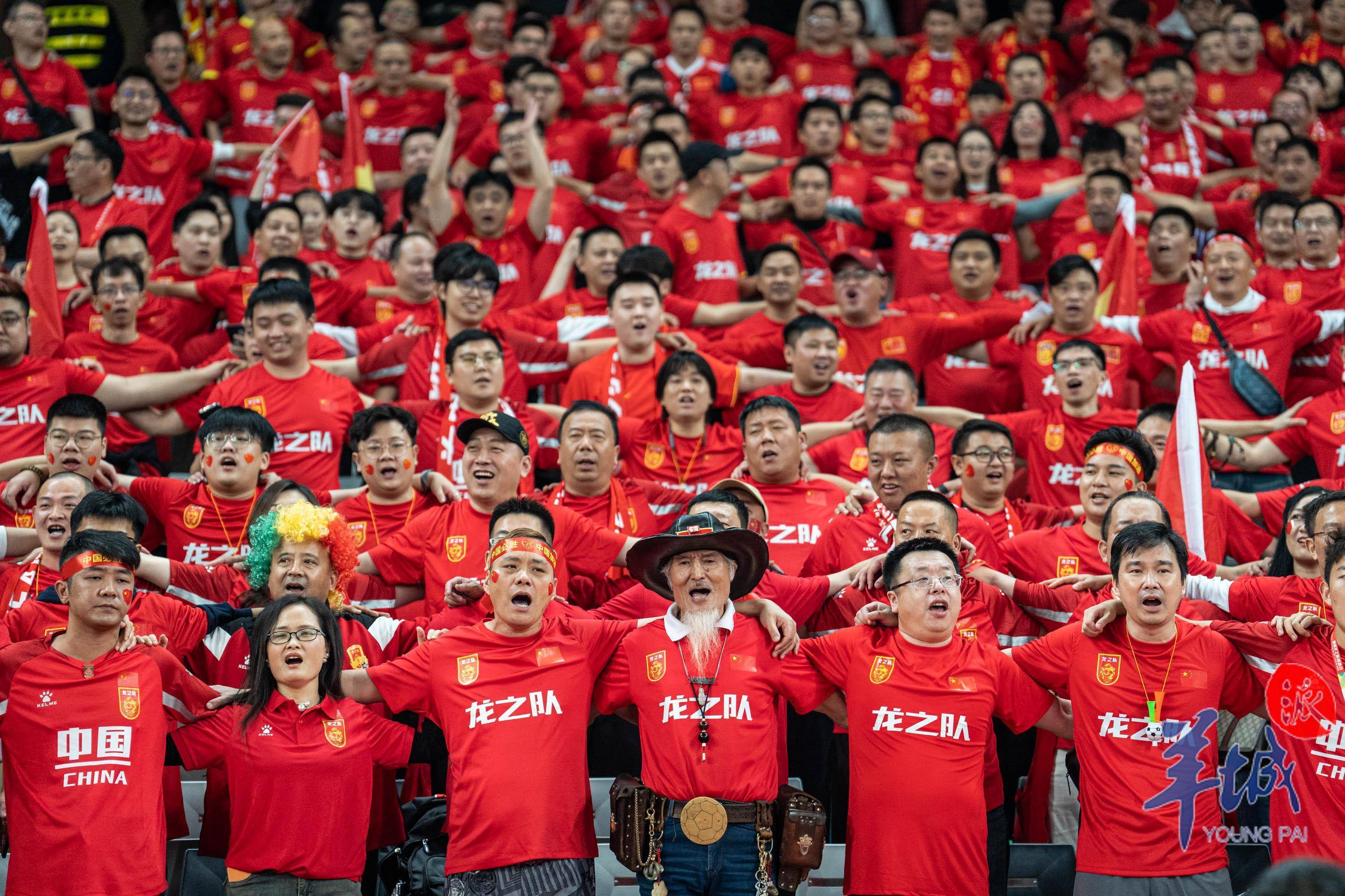 精彩比赛场面，球迷欢呼雀跃