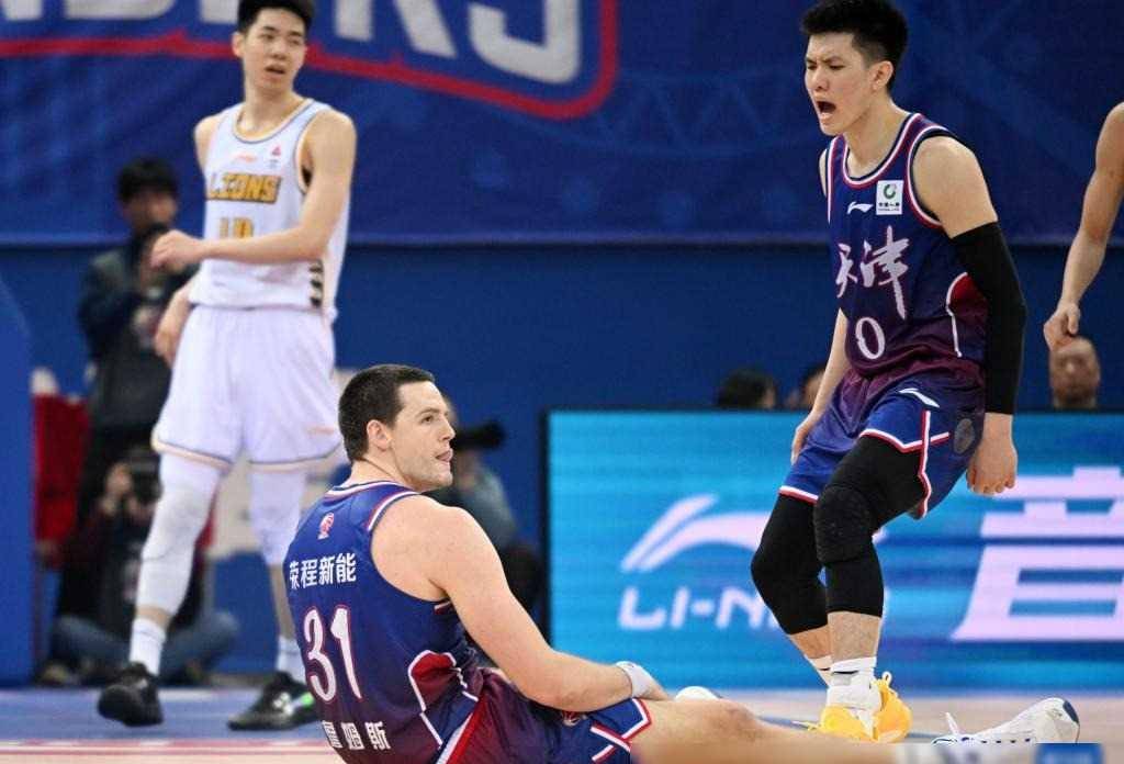 开云体育登录-顽强抗击！球员们在场上为了实现胜利而拼命
