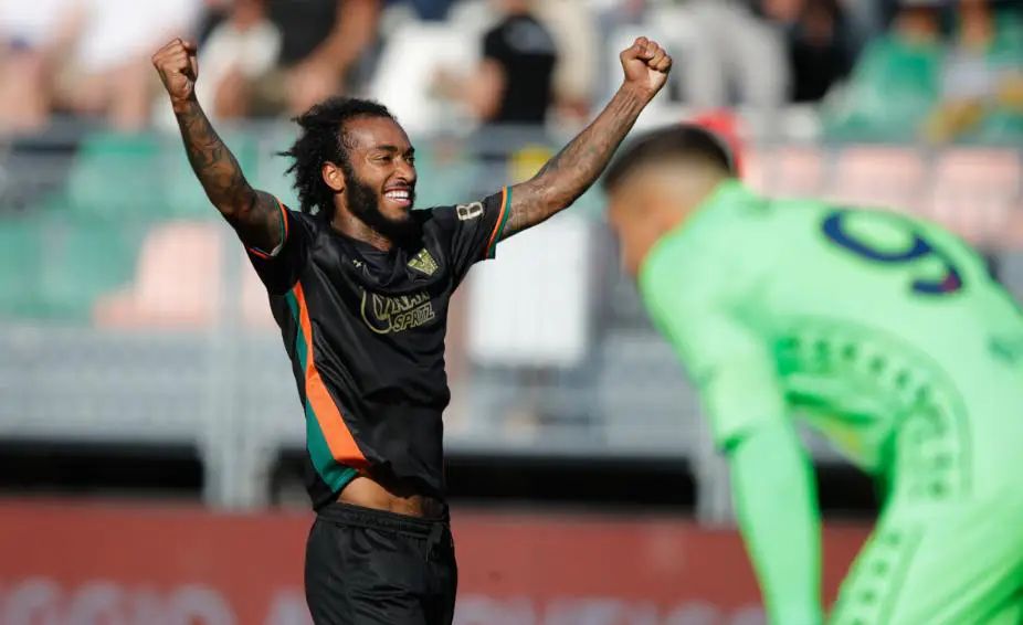 包含热那亚客场惊险取胜，豪取三分的词条