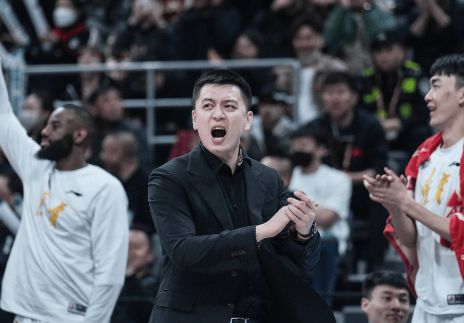 开云体育登录-青岛男篮主帅变动，球队战术或将调整