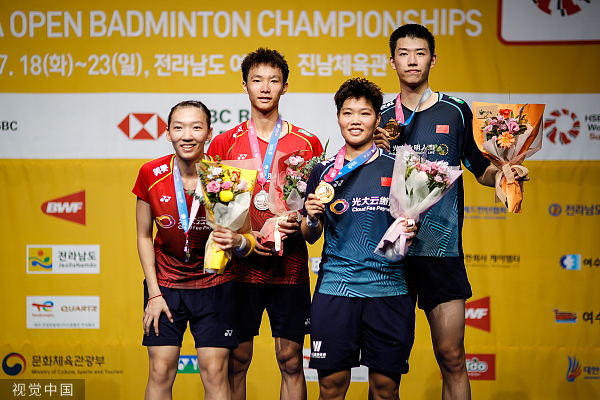 荷兰田径选手斩获接力赛冠军 荷兰田径选手斩获接力赛冠军