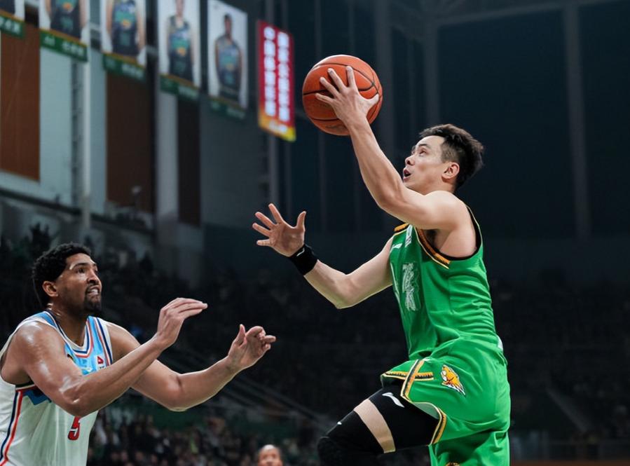 队内球员训练备战,眼神坚定迎接困难挑战的简单介绍 队内球员训练备战,眼神坚定迎接困难挑战的简单介绍