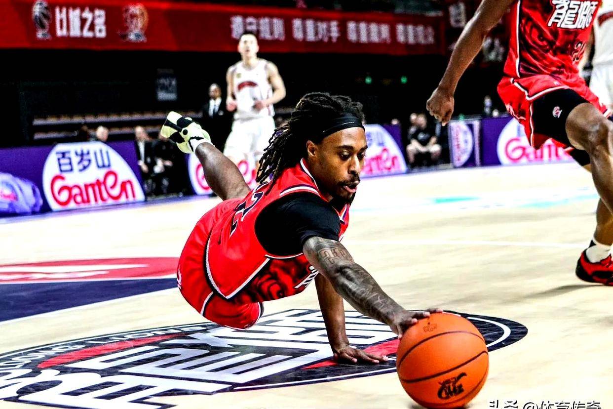 队内球员训练备战,眼神坚定迎接困难挑战的简单介绍 队内球员训练备战,眼神坚定迎接困难挑战的简单介绍