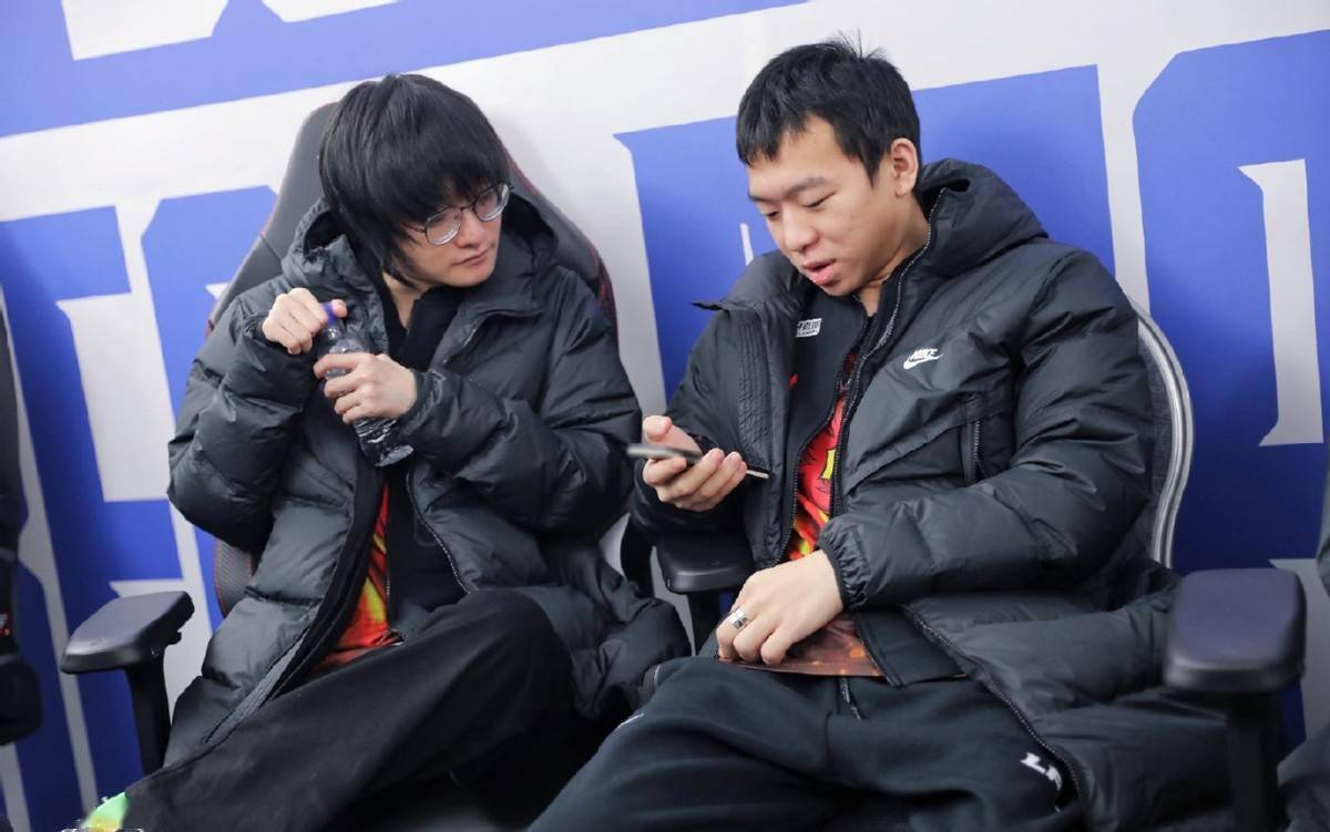 C9碾压DK,Caps完成史诗逆转激烈交锋小组赛,点燃全场激情的简单介绍 C9碾压DK,Caps完成史诗逆转激烈交锋小组赛,点燃全场激情的简单介绍