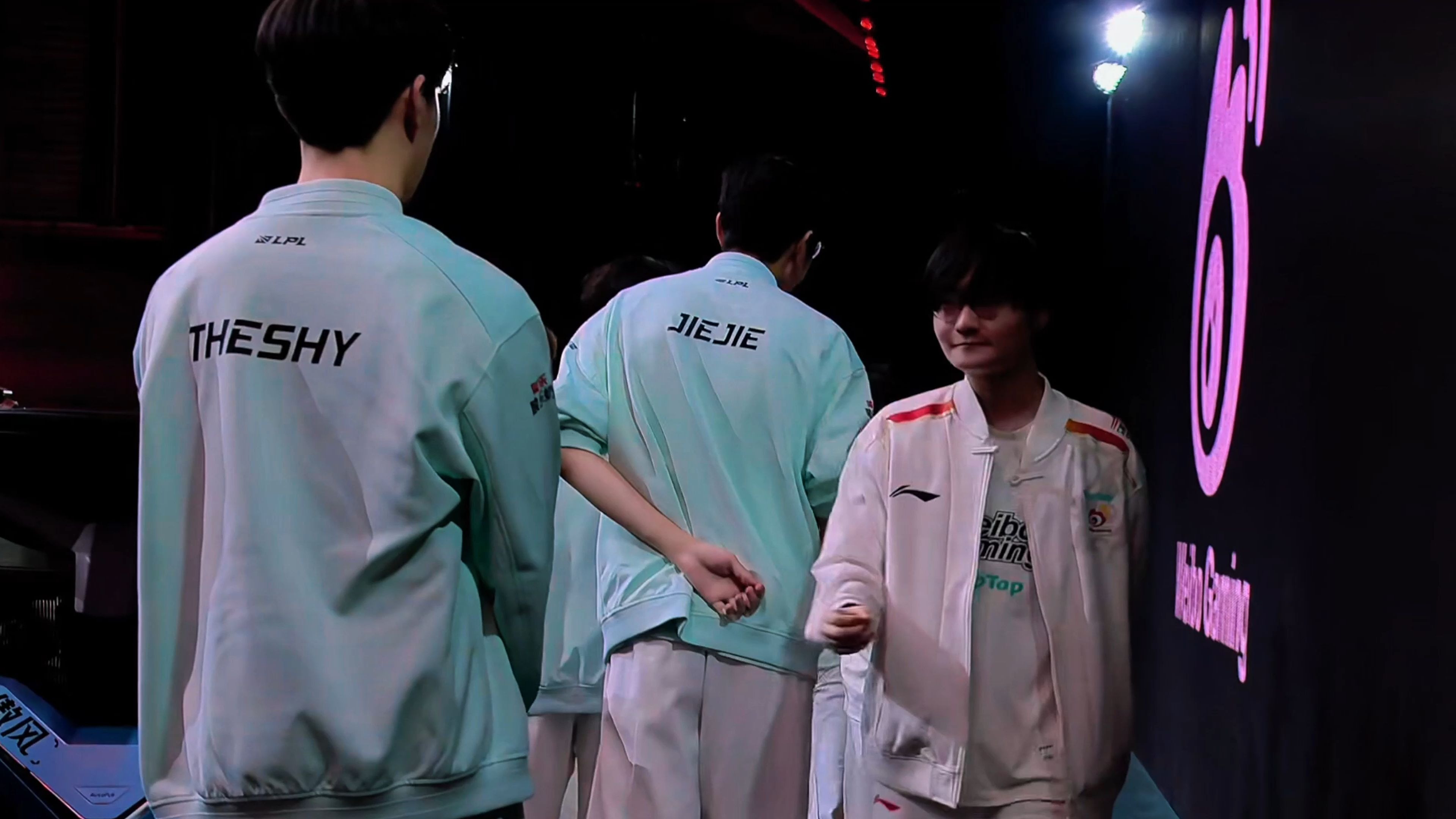 关于TL鏖战WBG,Xiaohu极限生还后反打宿敌对决四强赛,锁定晋级资格的信息 关于TL鏖战WBG,Xiaohu极限生还后反打宿敌对决四强赛,锁定晋级资格的信息