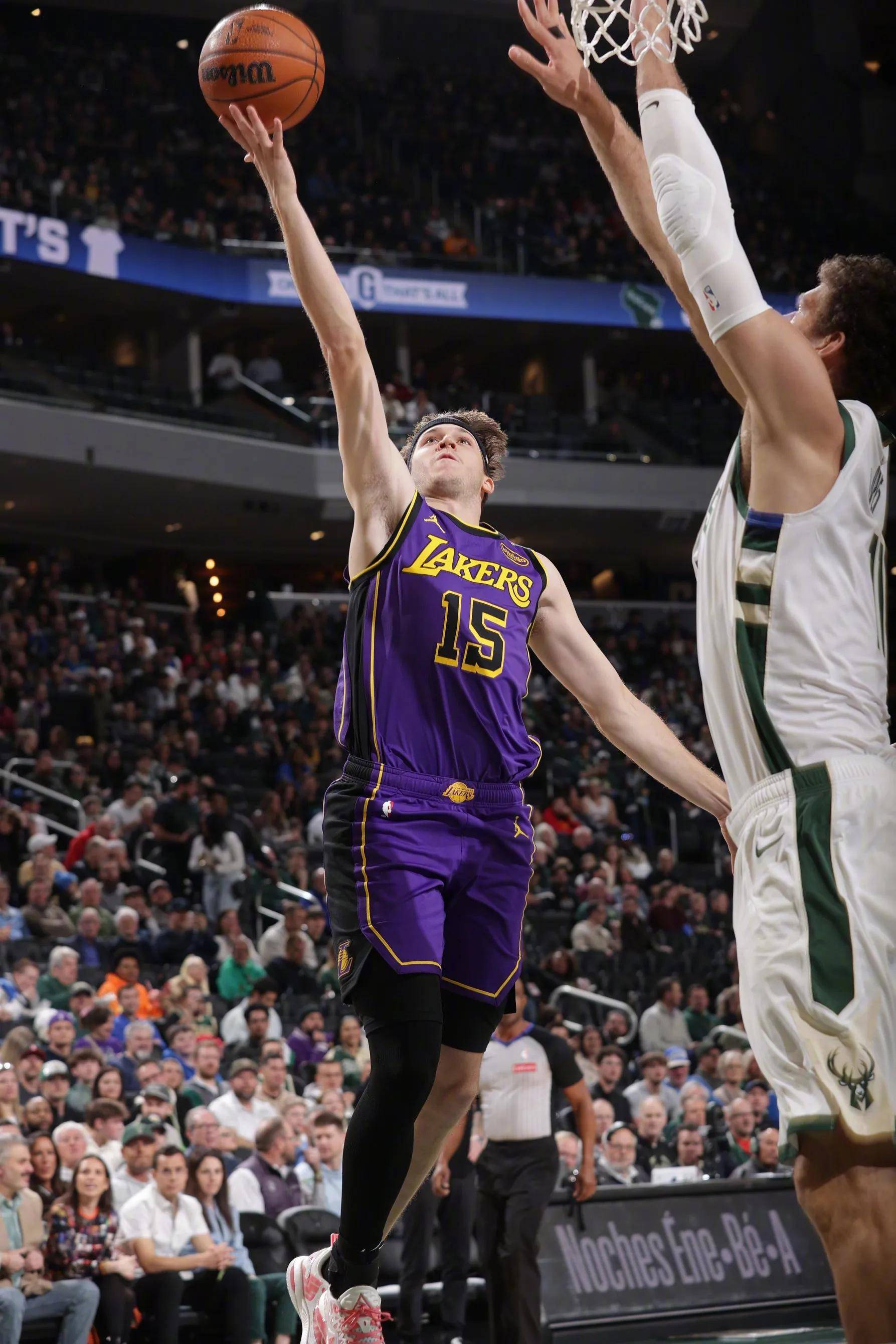 包含湖人前锋新秀连续砍下双20+,成为球队得分王的词条 包含湖人前锋新秀连续砍下双20+,成为球队得分王的词条