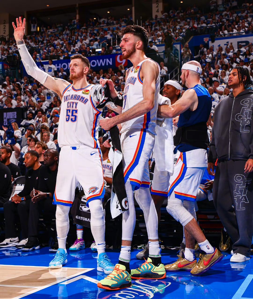 开拓者队惨遭雷霆队横扫,遗憾止步季后赛 开拓者队惨遭雷霆队横扫,遗憾止步季后赛