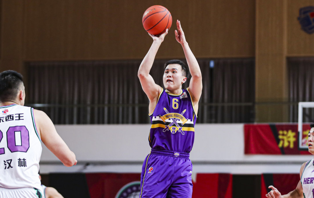 上海队遭遇连败,季后赛形势严峻 上海队遭遇连败,季后赛形势严峻