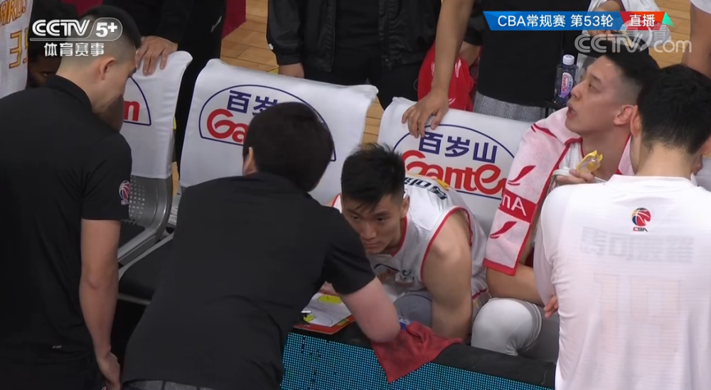 上海队遭遇连败,季后赛形势严峻 上海队遭遇连败,季后赛形势严峻