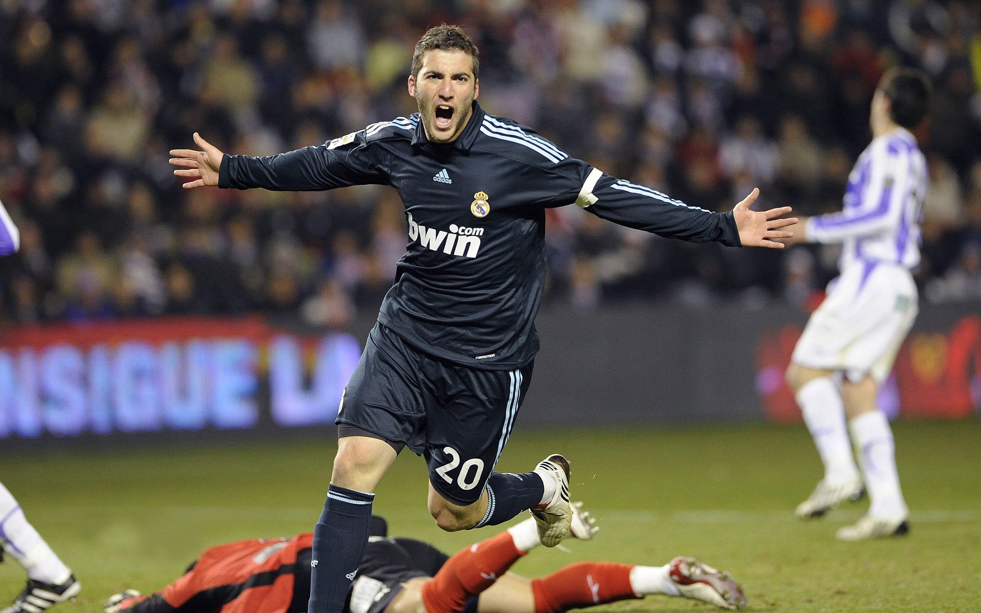 当加克波在篮球场上空掠过，一个打破次元壁的绝杀之夜